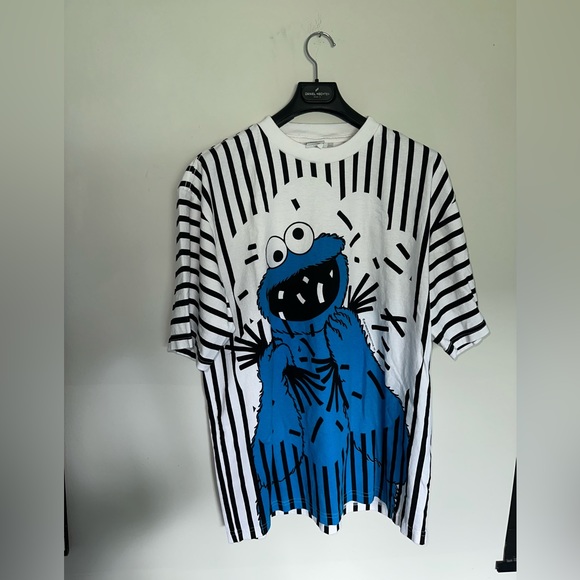 NOW AVAILABLE AT 2STIGO.THRIFT 🚨
COOKIE MONSTER SHIRT AVAILABLE FOR SIZE L - Picture 1 of 1